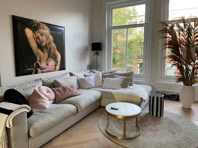 Luxury Private Residence with Rooftop Jacuzzi gallery image 3