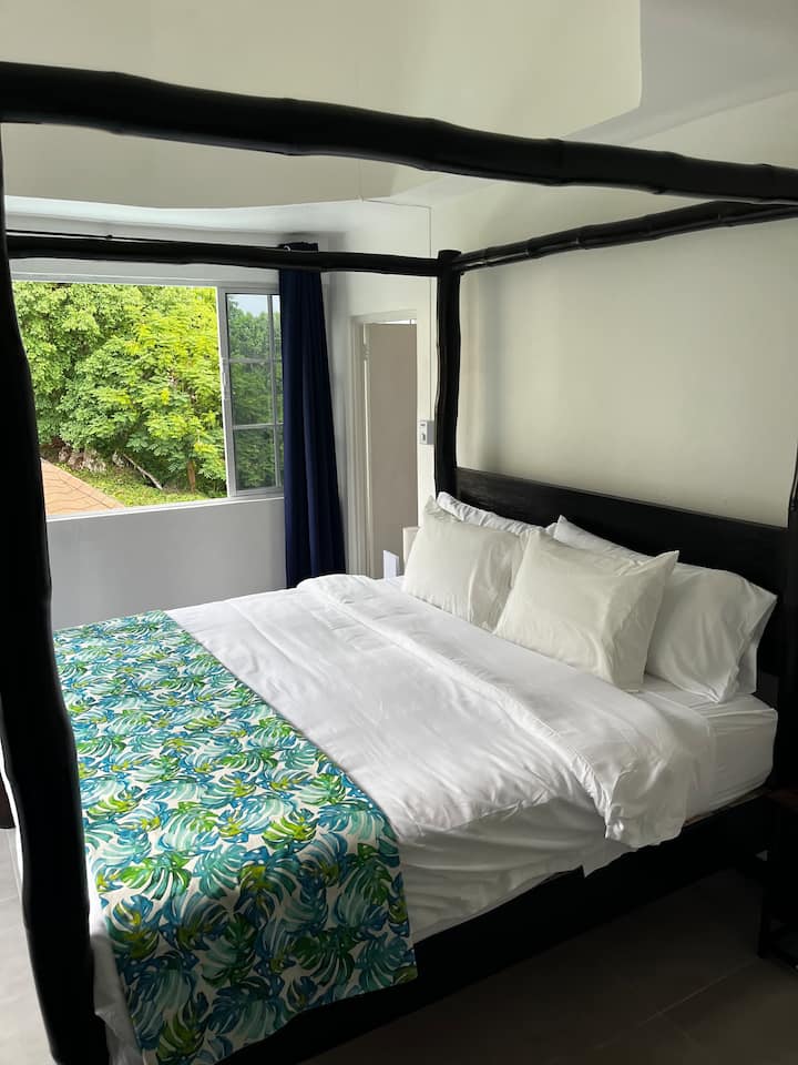 这张豪华的加大双人床是Ralph Lauren的设计，由人造竹中的樱桃木制成。 他与Round Hill酒店合作，在大约20年前为Round Hill的酒店制作了30张床