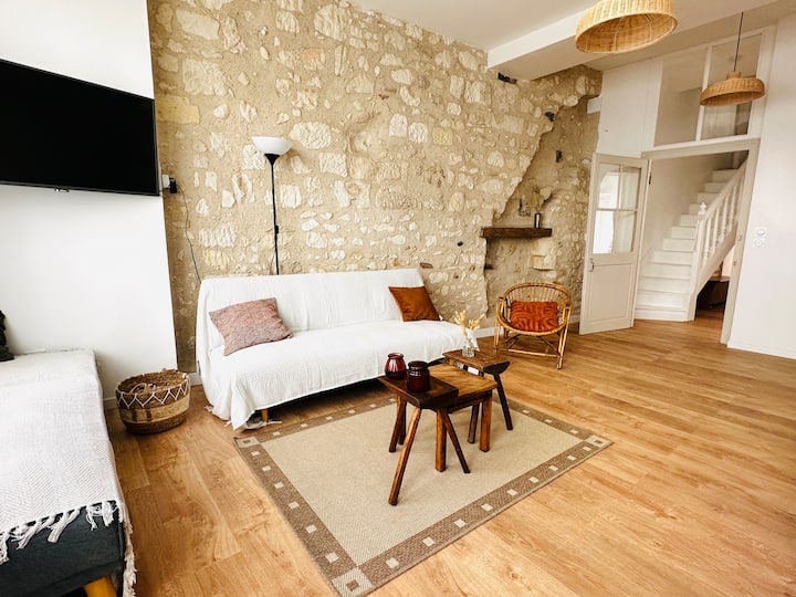 Le  coin salon, spacieux et chaleureux, propose des canapés confortables (canapé convertible) avec une magnifique luminosité avec la vitrine. Équipé de TV, la fibre Orange, et décoré d'objets anciens, il invite à la détente et au partage.