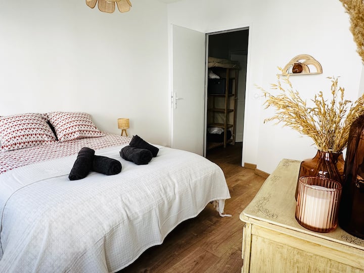 Cette chambre est juste à côté de la chambre avec les deux lits simples, idéale pour les enfants et pour une famille.