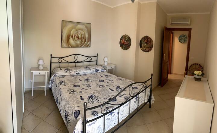 חדר שינה עם מיטת קווין סייז