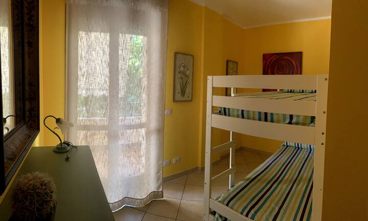 חדר שינה עם מיטת קומתיים