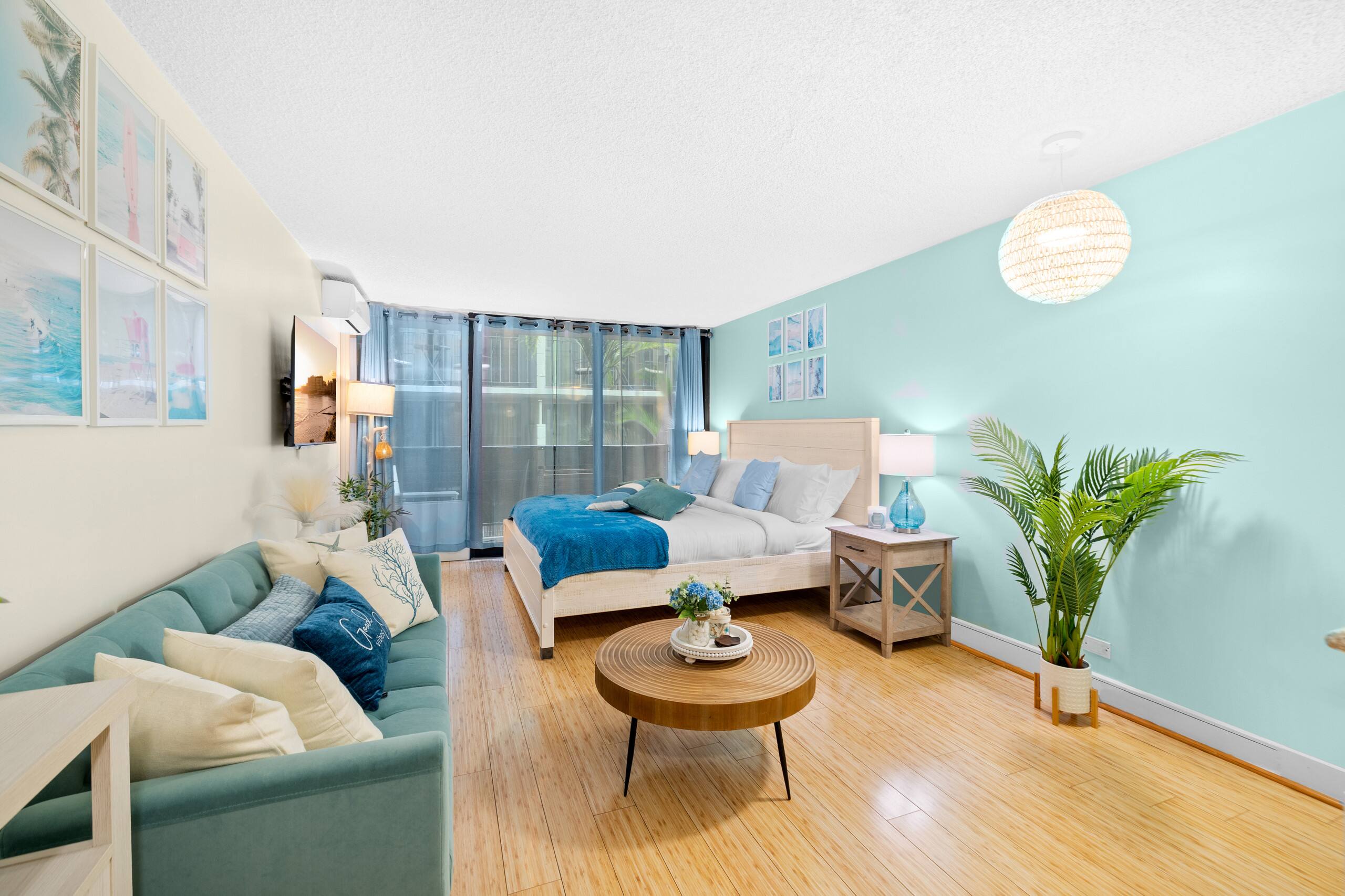 Aesthetic & Trendy Coastal King Bed Studio - Image 28