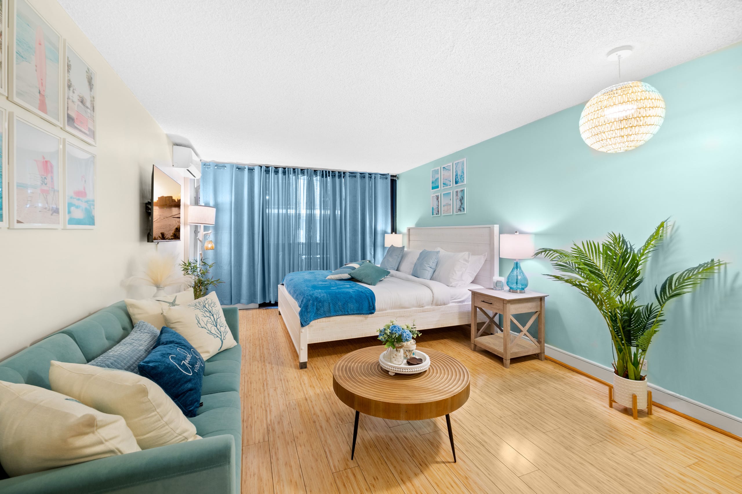 Aesthetic & Trendy Coastal King Bed Studio - Image 29