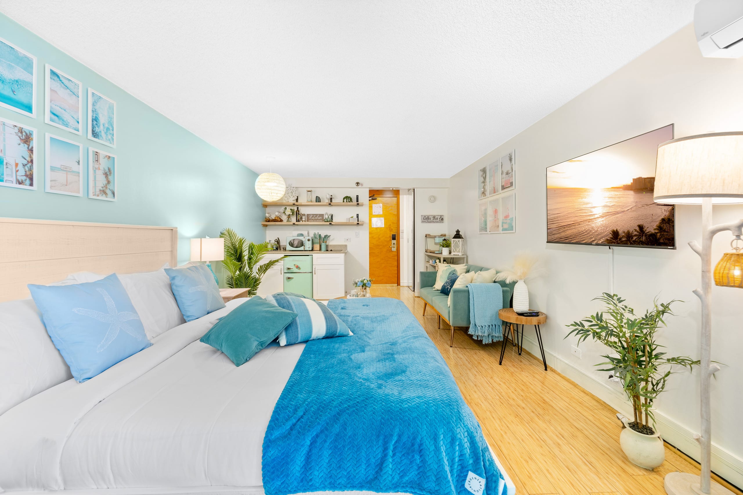 Aesthetic & Trendy Coastal King Bed Studio - Image 27