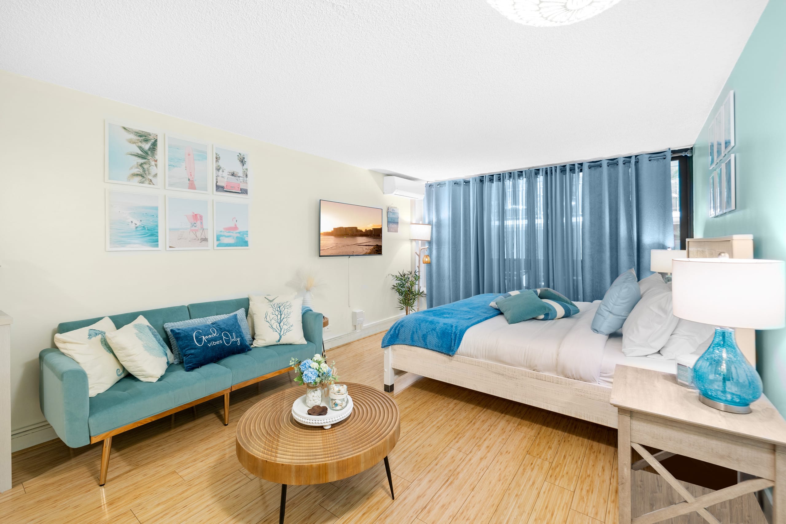 Aesthetic & Trendy Coastal King Bed Studio - Image 30