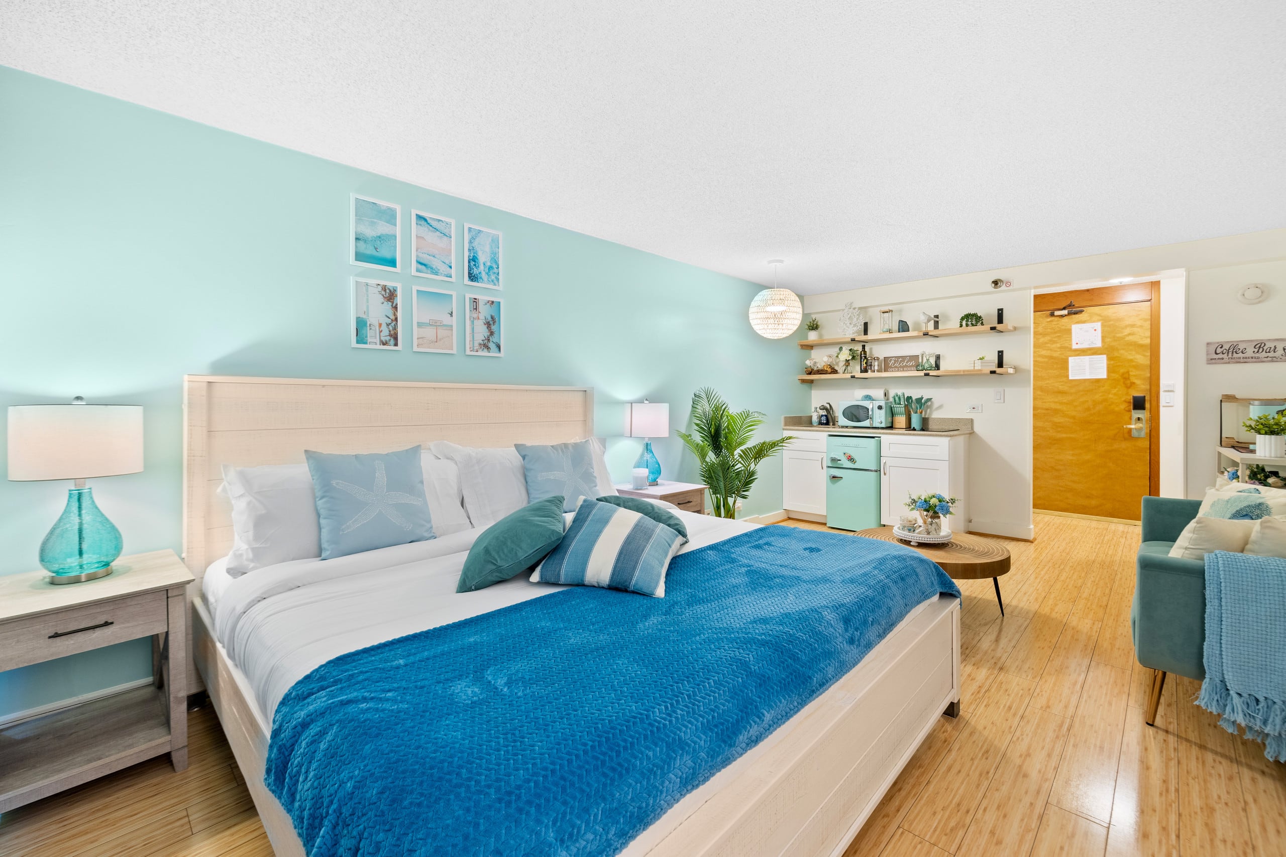 Aesthetic & Trendy Coastal King Bed Studio - Image 26