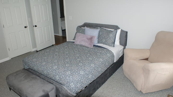 Dormitorio principal, cama tamaño queen.