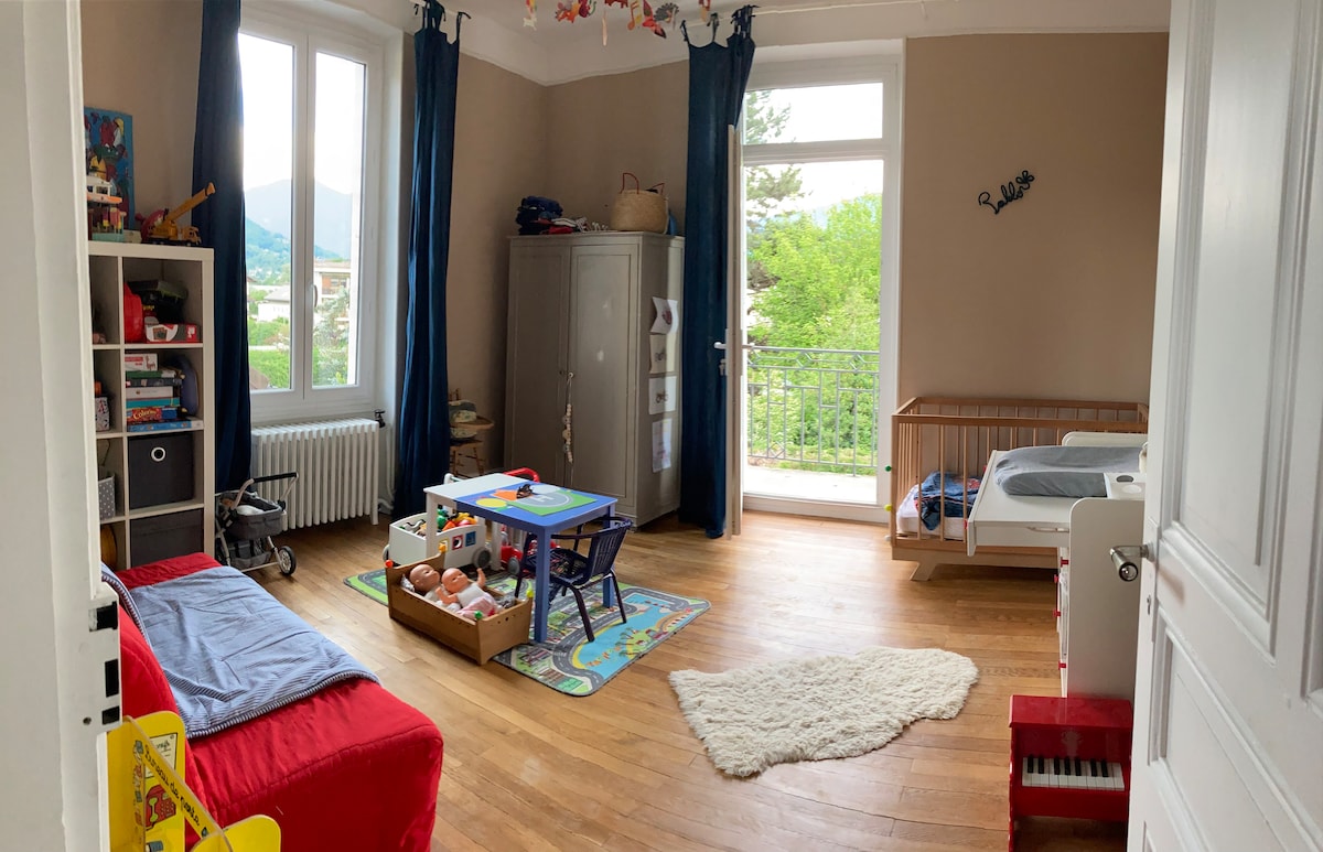 Chumba cha 2 cha kulala kilicho na kitanda cha watu wawili (sentimita 120) na kitanda cha mtoto ikiwa inahitajika, roshani