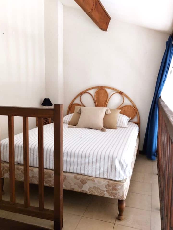 Kitanda maradufu kwenye mezzanine 