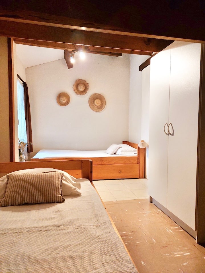 Chumba cha kulala chenye vitanda 2 vya mtu mmoja, karibu na mezzanine 