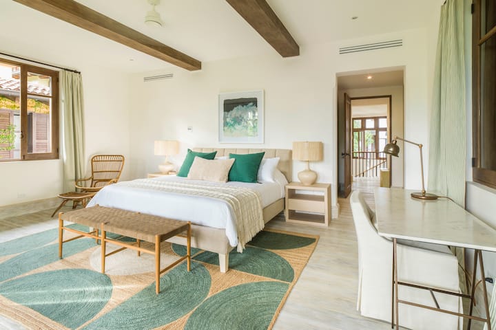 Dormitorio principal con escritorio y balcón frente al mar.