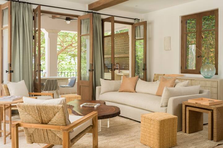 Oceanfront Villa, Pool & Beach Club - Casa Sirena