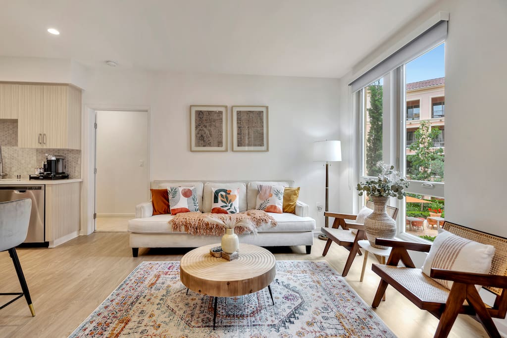 Airbnb BRAND NEW! LUX & Stylish 2BR Apt w/ Pool & Gym