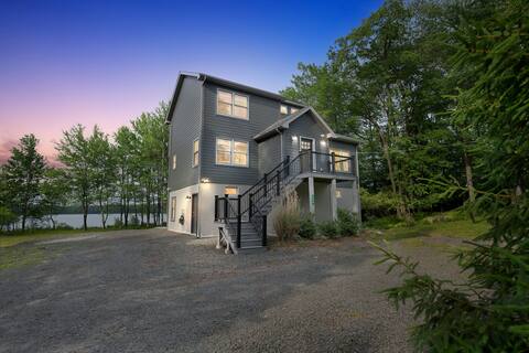 Waterfront Stay | Kayaks, Dock & Pool Access!