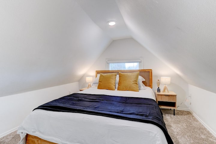 Upstairs bedroom with direct access to the bathroom.