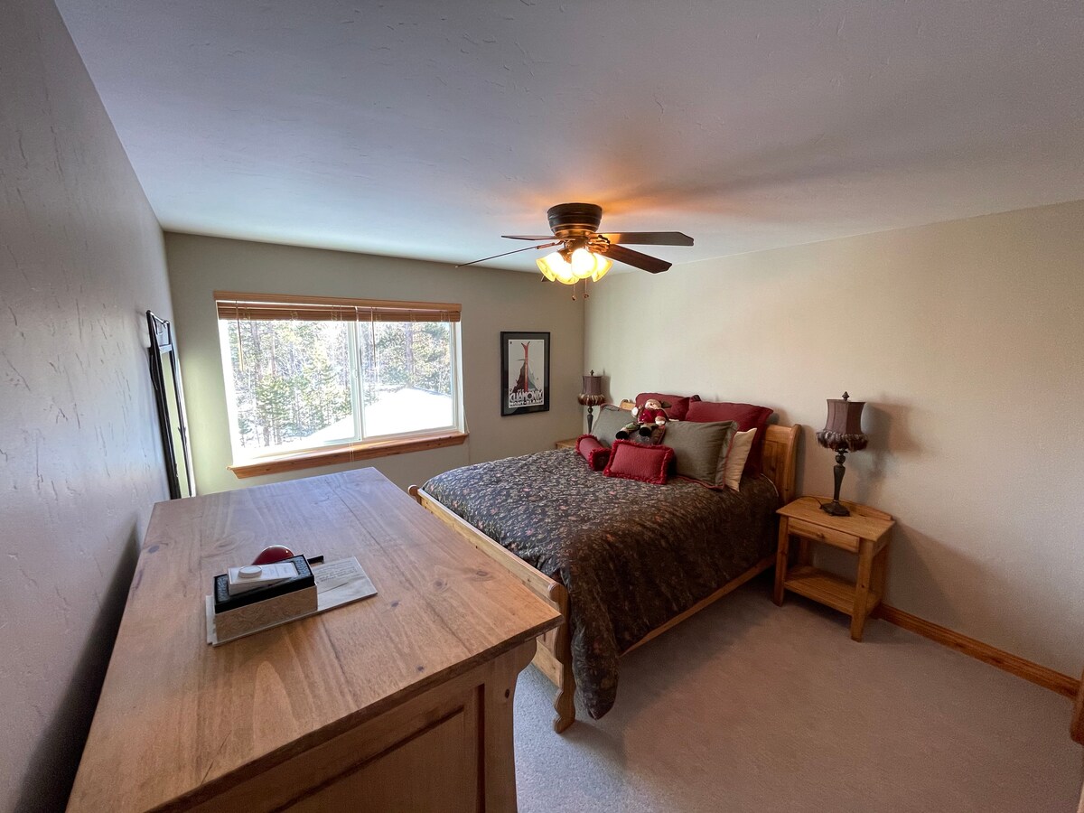 Dormitorio de invitados con VISTAS al lago Dillon y a la cama tamaño queen