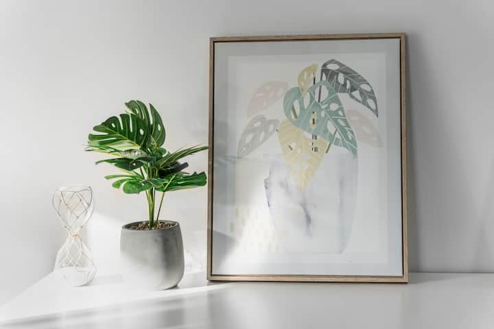 Всекидневната е изпълнена с естествена светлина, създавайки светло и приветливо пространство, което приканва към релаксация.