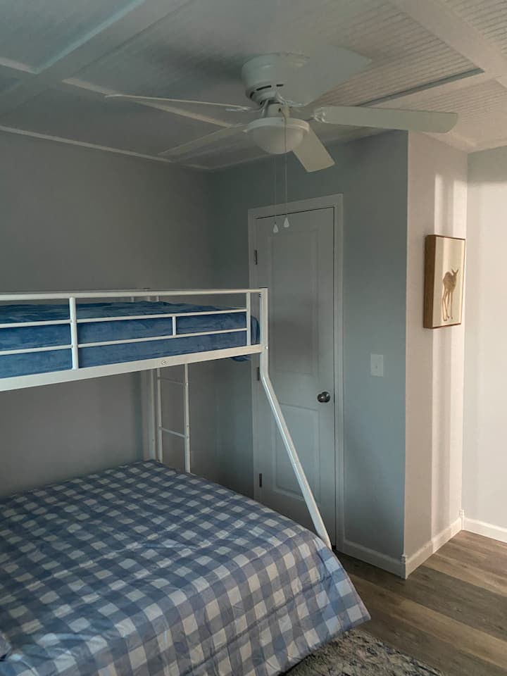 Lits jumeaux superposés avec lit gigogne jumeau en dessous. 