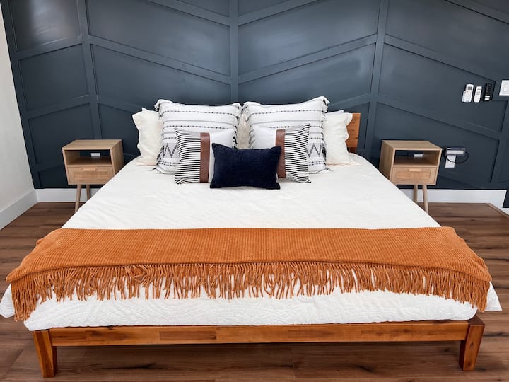 Manželská posteľ King, ktorá sa nachádza na poschodí