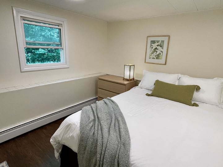 ผ้าปูที่นอนสะอาดบนเตียงควีนไซส์ที่นุ่มสบาย