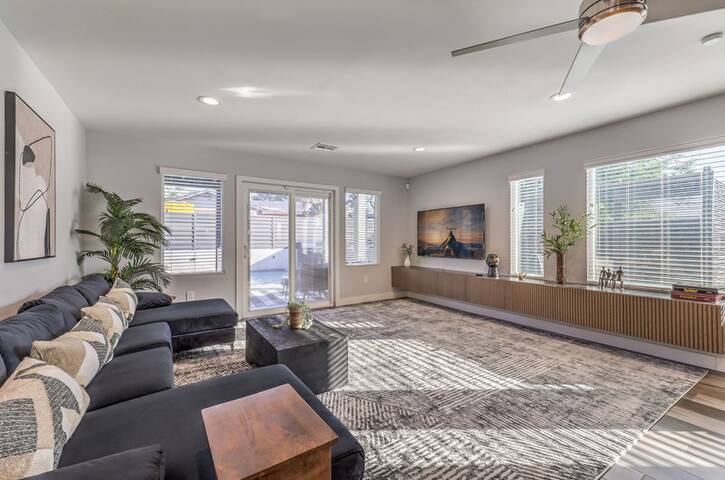 Elegant Villa 5BR, 4.5BA Pool/Hot Tub gallery image 5