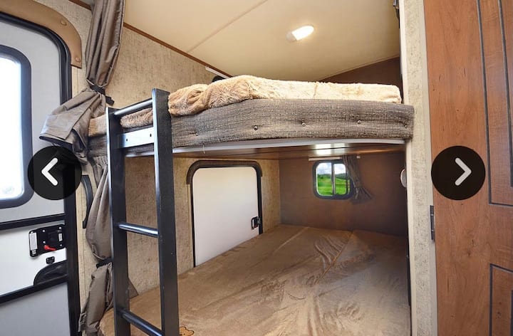 أسرّة بطابقين مقطورة
