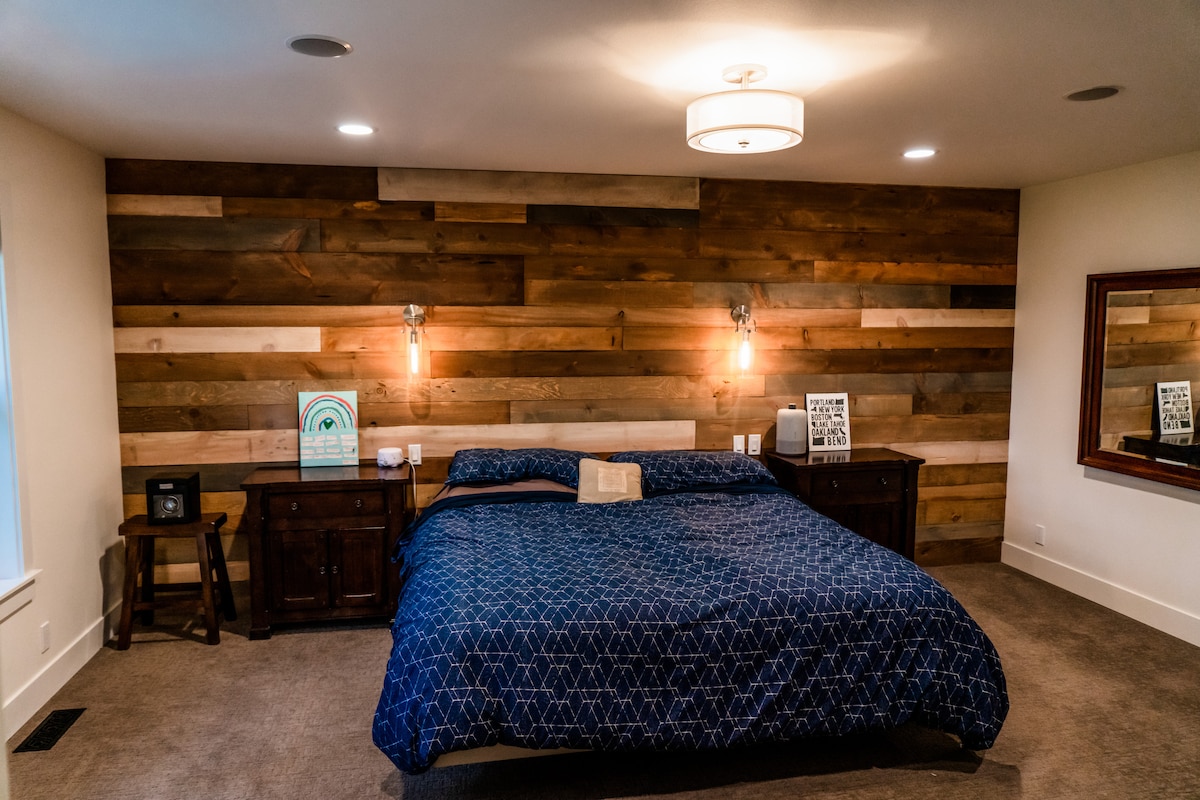 Главна спална соба со брачен кревет со прилагодлив број на спиење