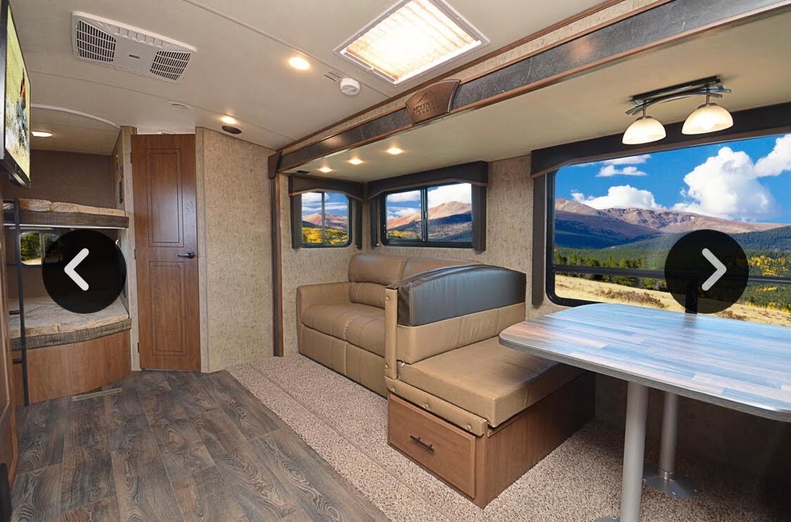 Дневна соба со приколка и голема трпезарија 