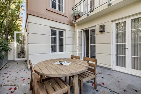 Stylish Apartment in Prestigious Location!