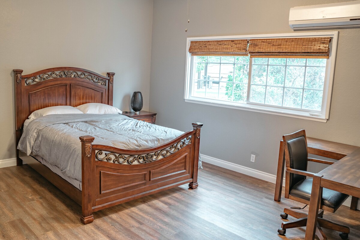 Dhomë gjumi master me hapësirë tavoline për punë dhe një banjë private