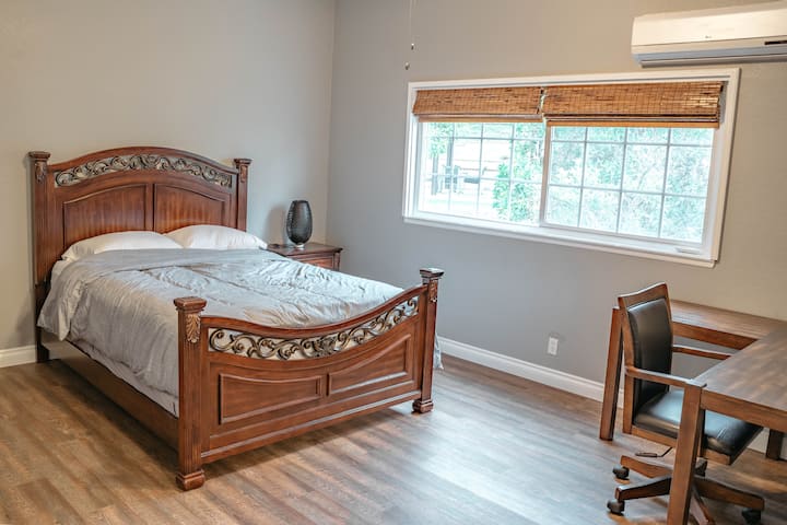 Camera matrimoniale con scrivania per lavoro e bagno privato