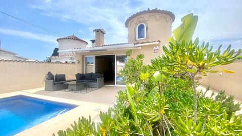 House with 3  bedroom pool.