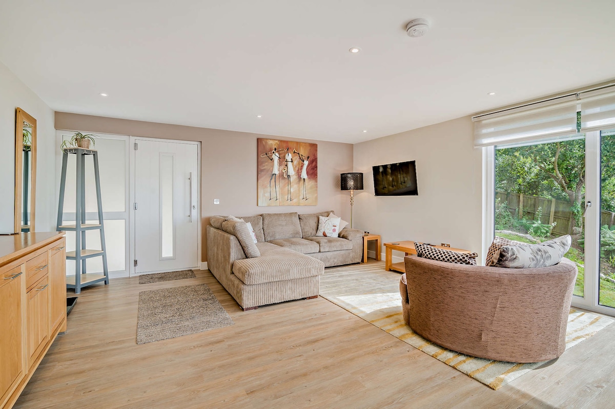 Top performing Airbnb: Stylish Lyme Regis Retreat for Adults with Parking in Lyme Regis