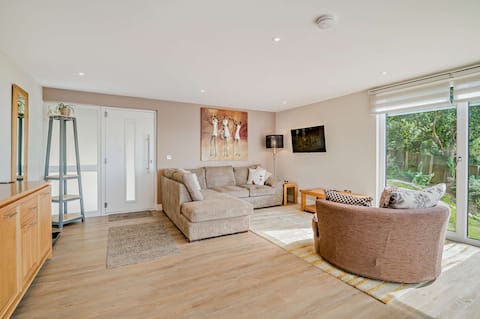 Top performing Airbnb: Stylish Lyme Regis Retreat for Adults with Parking in Lyme Regis