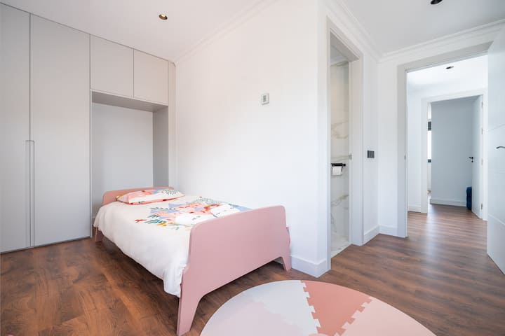 ห้องนอนเตียงเดี่ยวสีชมพูพร้อมสัมผัสสีฟ้าเหมาะสำหรับเด็กเล็กและวัยรุ่น (90 * 190 เตียง)