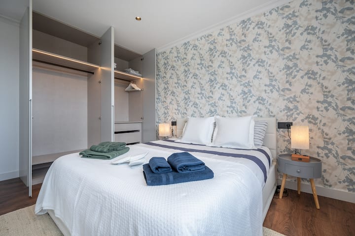 ห้องนอนสีฟ้าตั้งอยู่ที่ชั้นแรก มีตู้ติดตั้งจอแอลอีดีติดตั้งอุปกรณ์ครบครันและวิวทะเล