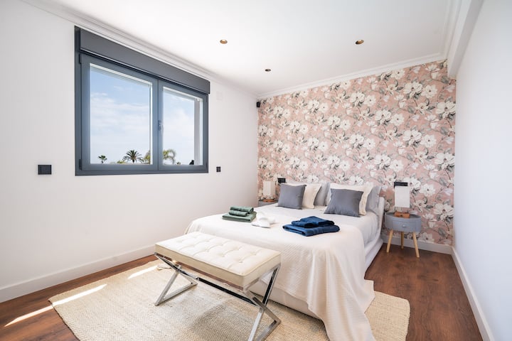 ห้องนอนสีชมพูเตียงคู่ขนาดใหญ่วิวทะเล