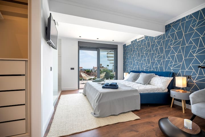 ห้องนอนใหญ่หรูหราพร้อมเตียงคิงไซส์ขนาดใหญ่และทางเข้าระเบียงส่วนตัวขนาด 50 ตร.ม. 