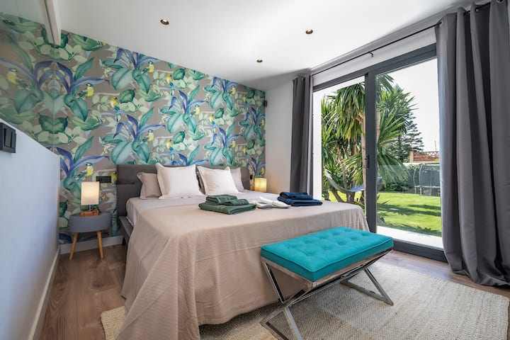 ห้องนอนใหญ่ชั้นล่างพร้อมการออกแบบที่มีสไตล์