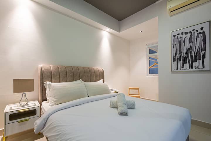 მე-2 საძინებელი პირველ სართულზე კომფორტული ორადგილიანი საწოლით.