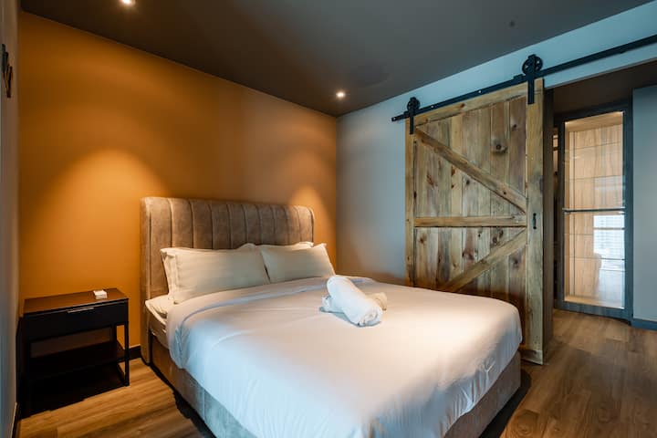 Მთავარი საძინებელი მეორე სართულზე კომფორტული ორადგილიანი საწოლით.