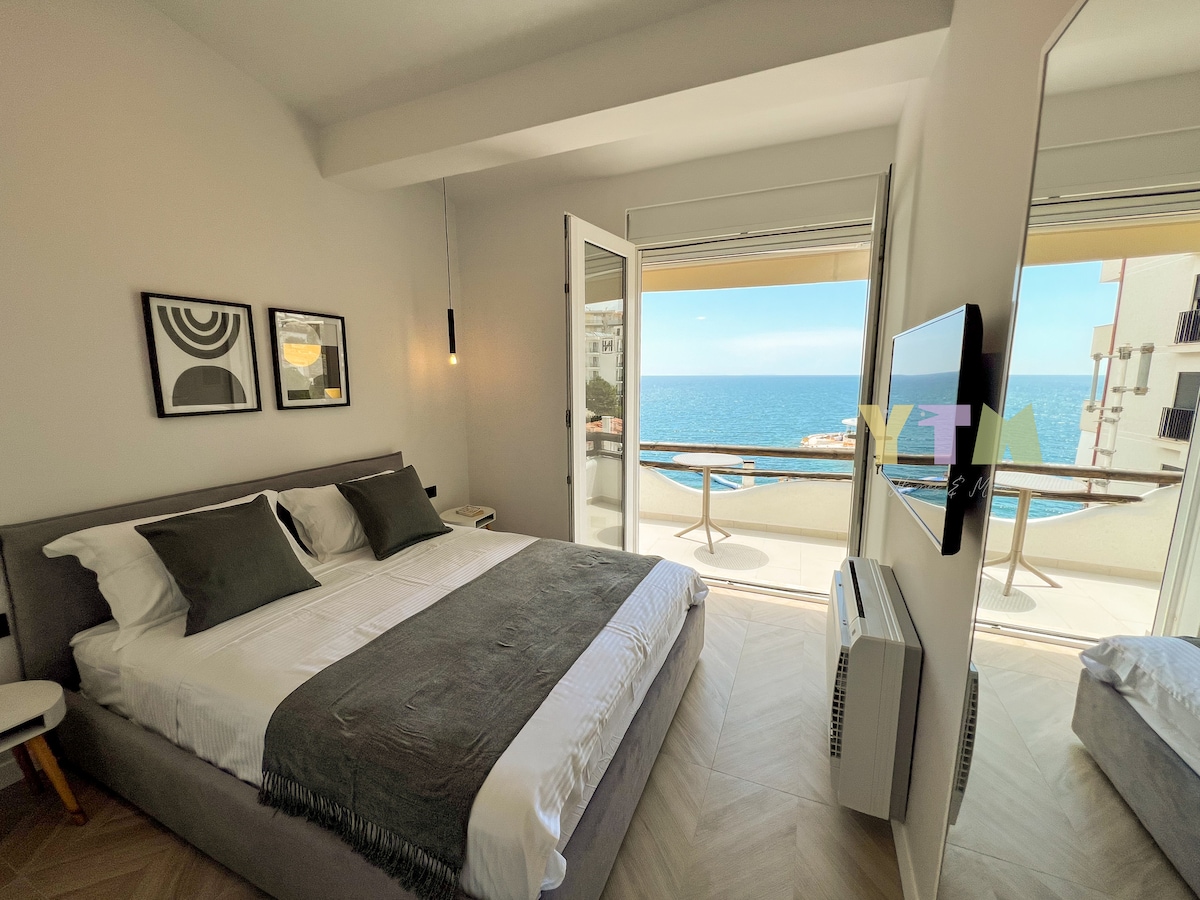 The bedroom with a gorgeous view.

©Y.T.M. homes & more