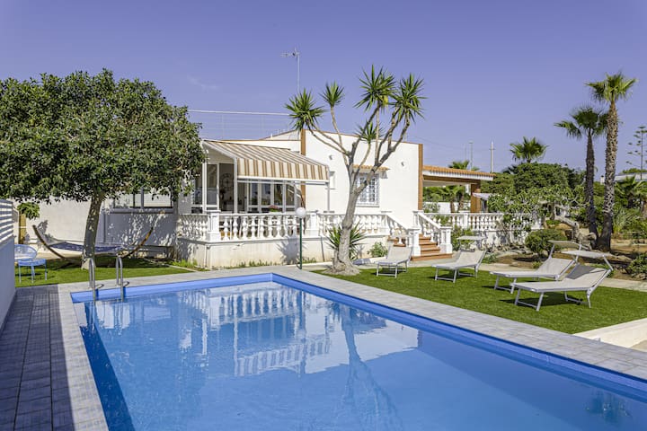 Villa Gina Relax con piscina solarium e tanto mare