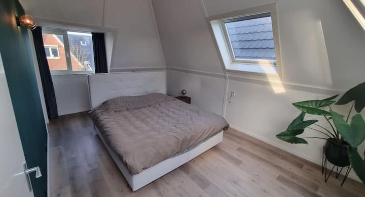 Chumba 1 chenye kitanda maradufu na kiyoyozi