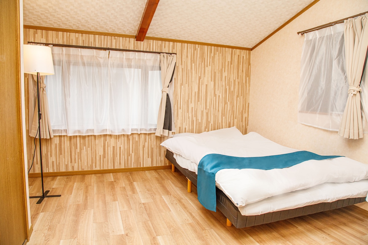 Spavaća soba 1: spavaća soba ima jedan bračni krevet i jedan sklopivi krevet.