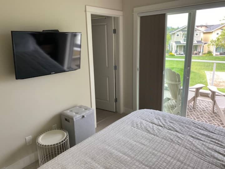 التلفزيون الثاني وإمكانية الوصول إلى الفناء العلوي من غرفة النوم الأساسية 