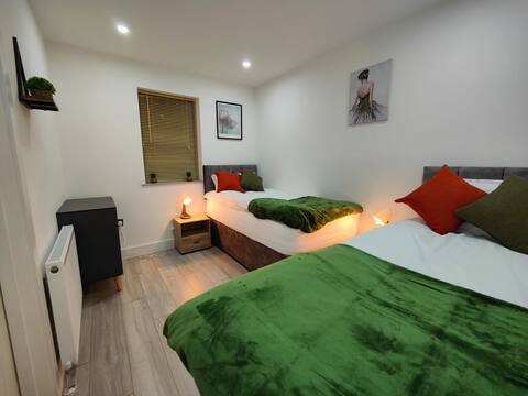 7 Guests * 4 Bedroom * Free Wi-Fi* Kettering
