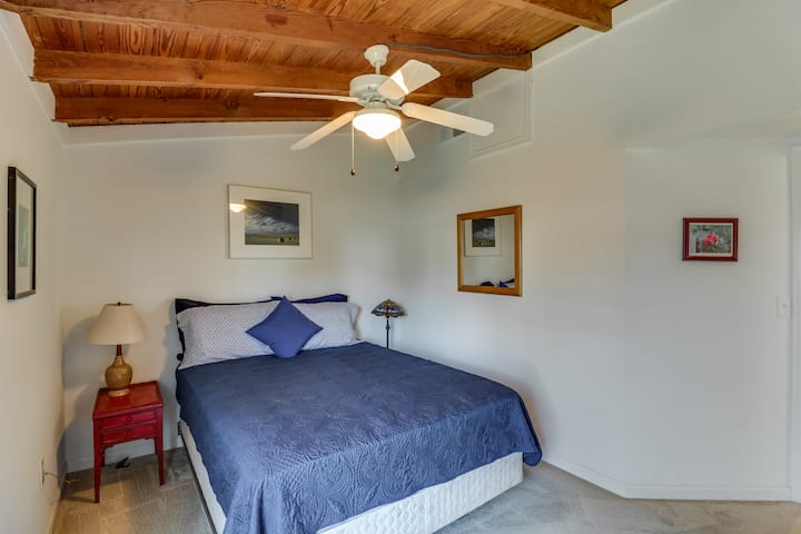 El dormitorio de invitados tiene una cama tamaño queen.