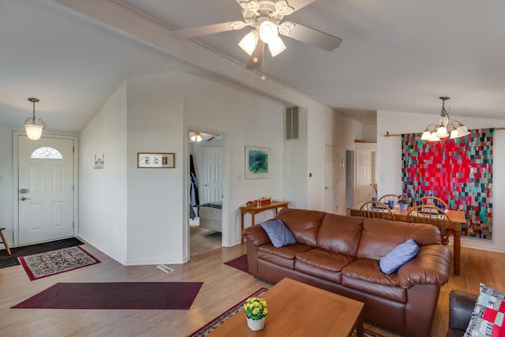 Este ángulo de la sala de estar muestra la entrada a la casa y ofrece una visión de la primera habitación, así como del comedor.